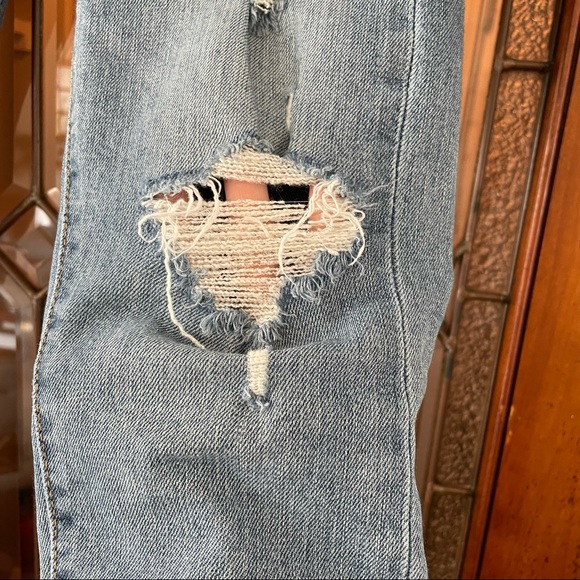 Levi’s Distressed Wedgie Skinny - Picture 2 of 6